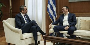 Ο Κυριάκος Μητσοτάκης με τον Αλέξη Τσίπρα στο Μέγαρο Μαξίμου