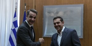 Ο πρωθυπουργός Κυριάκος Μητσοτάκης με τον πρόεδρο του ΣΥΡΙΖΑ, Αλέξη Τσίπρα