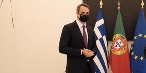 Ο Κυριάκος Μητσοτάκης με μάσκα στην Πορτογαλία