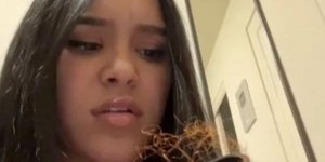 η γυναίκα κρατά αποχνουδωτή ρολό γεμάτο τρίχες