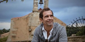 Ο Κωνσταντίνος Μαρκουλάκης με πουκάμισο και ζακέτα