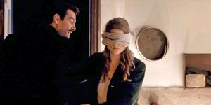 Ο Κωνσταντής και Δρόσω σε σκηνή από τις «Άγριες Μέλισσες»