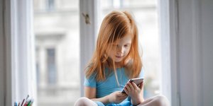 Κοριτσάκι κρατά κινητό