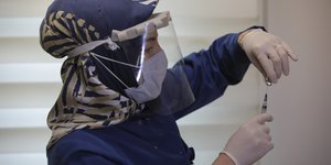 Νοσοκόμα ετοιμάζει εμβόλιο κορωνοϊού