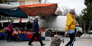 Γυναίκα στη λαϊκή αγορά με μάσκα για τον κορωνοϊό