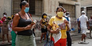 Γυναίκες με μάσκες στην Κούβα
