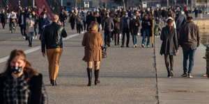 κορωνοϊός κόσμος στην παραλία Θεσσαλονίκης