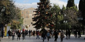 Κόσμος περπατά στην στολισμένη πλατεία Συντάγματος