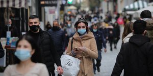 Κόσμος στην Ερμού με μάσκες