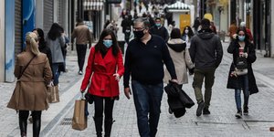 Κόσμος σε πεζόδρομο με ψώνια