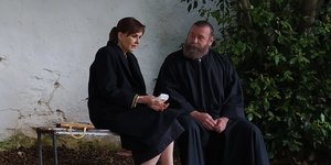 Aγριες Μέλισσες: Ο παπά Γρηγόρης ράγισε τα πατώματα με το ζεϊμπέκικο στον Παπαδόπουλο