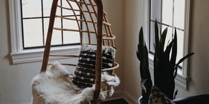 Κούνια και φυτό στο σαλόνι 