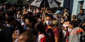 Κουβανοί με μάσκες συνωστισμένοι