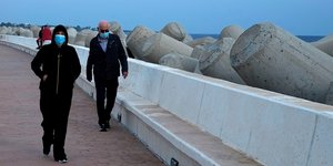 Με μάσκες οι πολίτες στην Κύπρο λόγω της πανδημίας