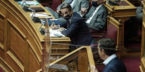 Ο Κυριάκος Μητσοτάκης στα έδρανα της κυβέρνησης, με τον Αλέξη Τσίπρα στο βήμα της Βουλής
