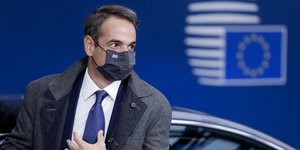 Ο Κυριάκος Μητσοτάκης βγαίνει από αυτοκίνητο φορώντας μάσκα