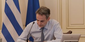 Ο Κυριάκος Μητσοτάκης στο γραφείο του στο Μέγαρο Μαξίμου