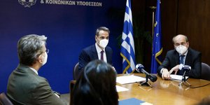 Ο Κυριάκος Μητσοτάκης σε σύσκεψη στο υπουργείο Εργασίας παρουσία του υπουργού Κωστή Χατζηδάκη
