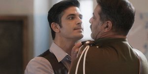 Ο Λάμπρος και ο Βόσκαρης σε σκηνή της σειράς «Άγριες Μέλισσες»