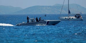 Σκάφος του Λιμενικού εν πλω, δίπλα σε ιστιοφόρο