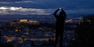 Η Ακρόπολη φωτισμένη τη νύχτα από το Λυκαβηττό