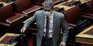 Ο Λοβέρδος με μάσκα στη Βουλή