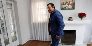 Ο Λούις Αρσε με μπλε μπουφάν