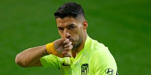 Ο Λουίς Σουάρες φιλάει την βέρα του