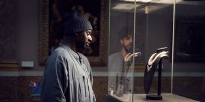 Σκηνή από τη σειρά του Netflix στο Μουσείο του Λούβρου