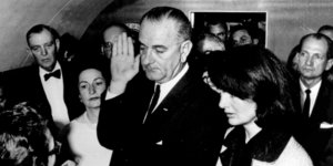 Ο Λίντον Τζόνσον ορκίζεται δίπλα στην Τζάκι Κένεντι