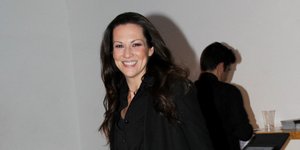 Η Μάνια Ντέλου με μαύρα ρούχα