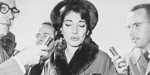 Η Μαρία Κάλλας με γάντια και καπέλο