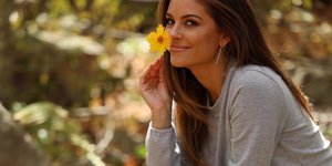 Μαρία Μενούνος μυρίζει λουλούδι