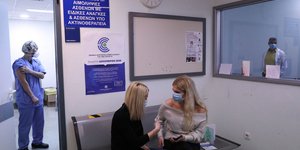 Πολίτες με μάσκες στο νοσοκομείο Αττικόν