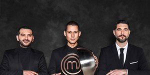 Οι κριτές του MasterChef 5 με το έπαθλο του μαγειρικού διαγωνισμού