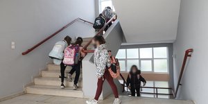 μαθητες ανεβαινουν σκαλα