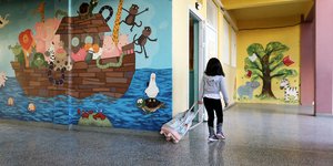 Μαθήτρια σέρνει τη τσάντα της σε διάδρομο σχολείου