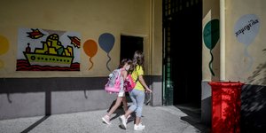 Μαθήτριες μπαίνουν στις τάξεις τους