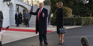 Ντόναλντ Τραμπ και Μελάνια αναχωρούν από τον Λευκό Οίκο