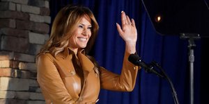 Η Μελάνια Τραμπ χαιρετά με δερμάτινο τζάκετ