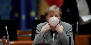 Η Ανγκελα Μέρκελ κάθεται στην θέση της σε συμβούλιο της ΕΕ