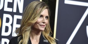 Η ΜΙσέλ Φάιφερ με μαύρο σακάκι