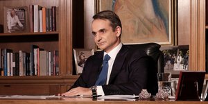 Ο Κυριάκος Μητσοτάκης στο γραφείο του στο Μαξίμου δίνει συνέντευξη στον ΑΝΤ1