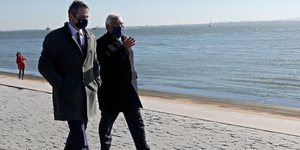 Κ. Μητσοτάκης και Α. Κόστα περπατούν δίπλα στον ποταμό Τάγο της Λισαβόνας