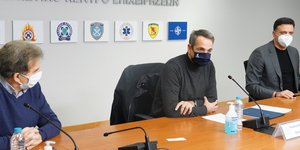 Μητσοτάκης, Κικίλιας και Χρυσοχοΐδης σε σύσκεψη για τον εμβολιασμό