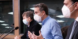 Ο Κυριάκος Μητσοτάκης στη γ.γ. Πολιτικής Προστασίας με Κικίλια-Χρυσοχοΐδη