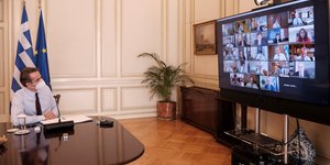 Ο Κυριάκος Μητσοτάκης σε τηλεδιάσκεψη με υπουργούς