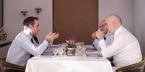 Το γεύμα Μητσοτάκη και Εντι Ράμα -Δίπλα ο Ν. Δένδιας