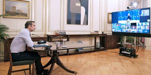 Ο Μητσοτάκης στο γραφείο του εν ώρα τηλεδιάσκεψης με την ΕΕ