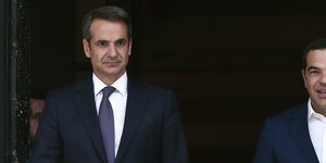 Ο Κυριάκος Μητσοτάκης ξεπροβοδίζει από το Μαξίμου τον Αλέξη Τσίπρα